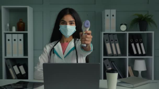 Enfermera Doctora Joven Máscara Protectora Midiendo Temperatura Con Termómetro Infrarrojo — Vídeo de stock