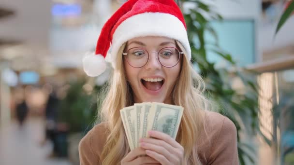Zblízka Bohatý Běloška Žena 30S Dáma Sobě Červená Santa Vánoční — Stock video