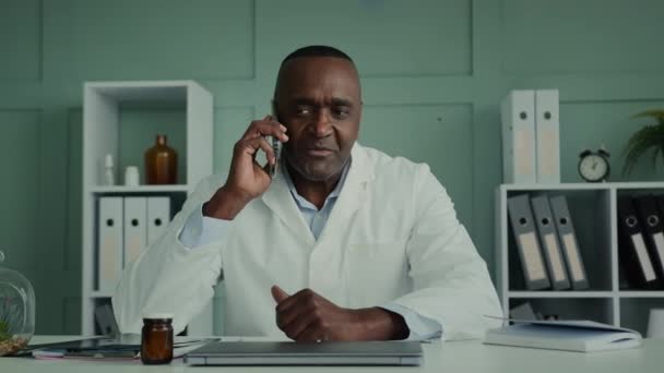 Gammal Afroamerikansk Man Läkare Senior Specialist Läkare Kardiolog Erfaren Läkare — Stockvideo