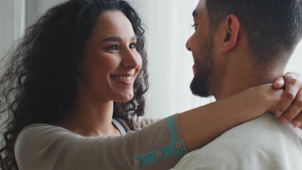 Çok Irklı Latin Kökenli Aşık Çift Evli Erkek Kadın Sevgili — Stok video