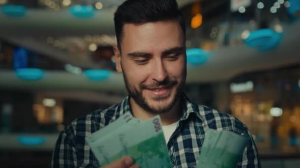 100万人のビジネスマン豊かなラテン系男性がビジネスセンターでユーロ紙幣交換通貨を数える男性はショッピングモールで現金を支払う賞金を獲得します 投資の成功の概念 財務見通し — ストック動画
