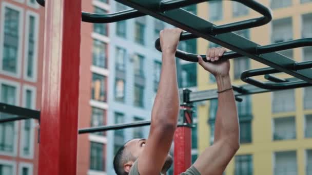 라티나아 프리칸 아메리칸 보디빌더 Latina African American Bodybuilder 체육관에서 근육질의 — 비디오