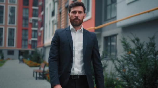 Sebevědomý Běloch Muž Úspěšný Podnikatel Chůze Město Profesionální Agent Právník — Stock video