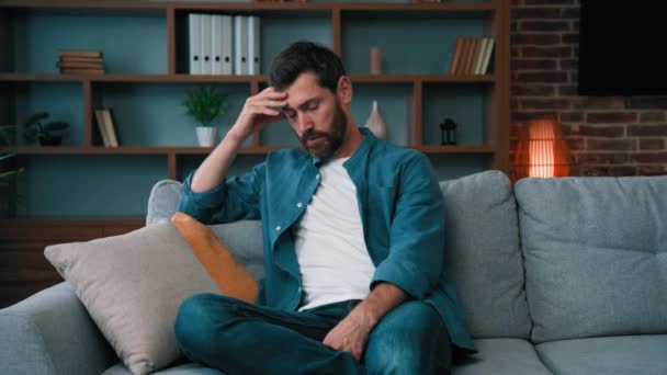 Gereizte Depressive Kaukasische Mann Traurig Müde Vater Fühlen Stress Kopfschmerzen — Stockvideo