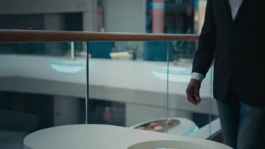 Afrikalı, yetişkin, orta yaşlı iş adamı, kafeteryada yürüyen, kafeteryada oturan, garsondan garson çağırmasını, barista 'yı aramasını, bir fincan kahve sipariş etmesini isteyen,