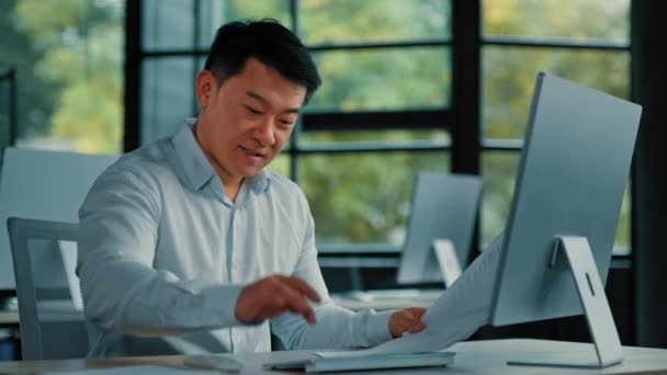幸せな感情的なアジアのビジネスマンの専門家のエージェント中国の日本人40代の男性はオフィスサイン文書で論文を投げる収益性の高い契約は ビジネスの成功を祝う仕事の自由 — ストック動画