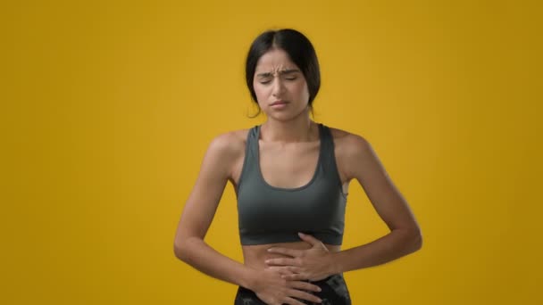 Άρρωστη Άρρωστη Ινδή Γυναίκα Που Πάσχει Από Στομαχόπονο Κρατώντας Κοιλιά — Αρχείο Βίντεο