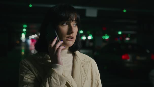 Triste Donna Affari Parlando Telefono Nel Parcheggio Sconvolto Donna Problemi — Video Stock
