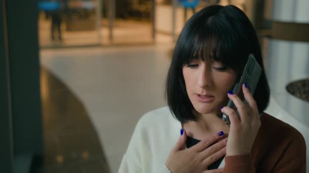 Droevige Vrouw Praten Telefoon Boos Zakelijke Probleem Dame Spreken Smartphone — Stockvideo