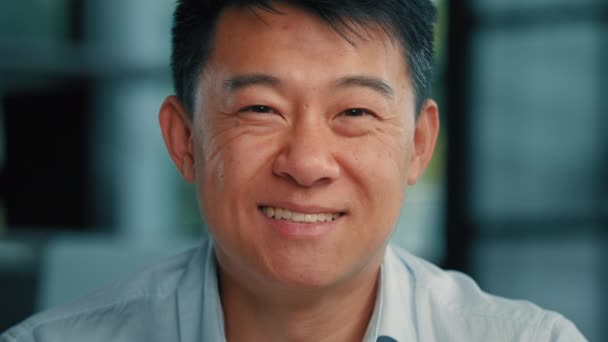 Szczęśliwy Uśmiechnięty Koreański Japoński Pewny Siebie Człowiek Odnoszący Sukcesy Biznesmen — Wideo stockowe