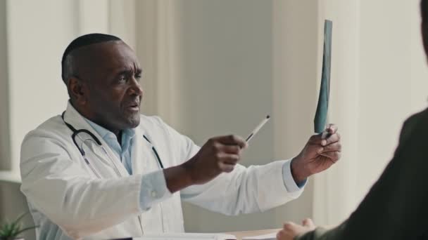 Afričtí Profesionální Lékař Radiolog Trauma Specialista Ortopedický Muž Pohled Rentgen — Stock video