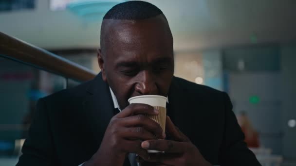 Afrykański Dorosły Mężczyzna Średnim Wieku Pije Kawę Papierową Filiżanką Cieszyć — Wideo stockowe