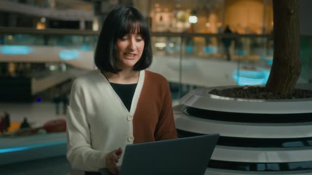 Pozitivní Businesswoman Mluví Webkameru Ženy Notebook Přátelské Video Hovor Aplikace — Stock video