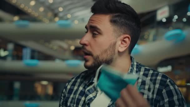 Gesunde Arabische Mann Shopper Geschäftsmann Ziehen Atemschutzmaske Medizinische Maske Inhalieren — Stockvideo