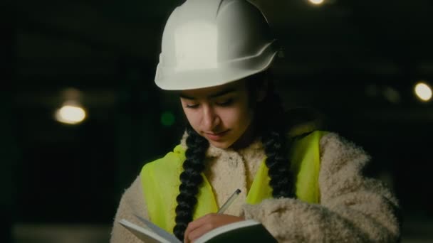 Joven Ingeniero Técnico Profesional Constructor Mujer Constructor Arquitecto Mujer Uniforme — Vídeos de Stock