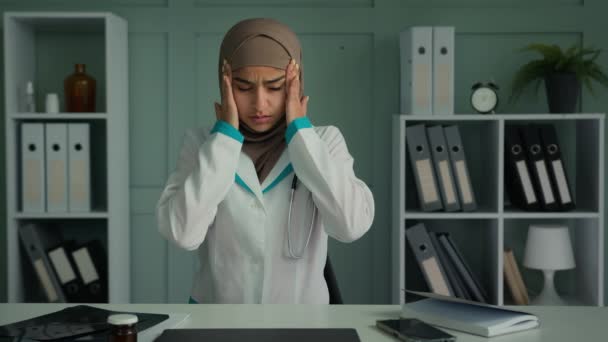 Chory Arabski Muzułmanin Kobieta Przeciążony Zmęczony Pracownik Medyczny Lekarz Lekarz — Wideo stockowe