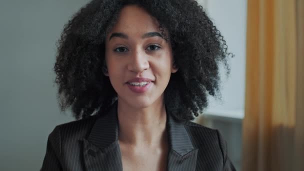 Söt Afrikansk Affärskvinna Handledare Använda Video Konferensansökan Hemmakontoret Ringa Online — Stockvideo