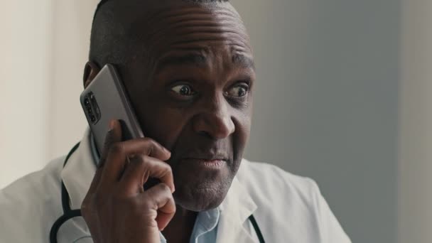 Афроамериканський Етнічний Лікар Терапевт Медичний Працівник Проконсультується Пацієнтом Мобільному Телефону — стокове відео