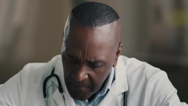 Kamera Hareket Halindeyken Afrikalı Doktor Steteskoplu Pratisyen Hekim Klinik Masasına — Stok video