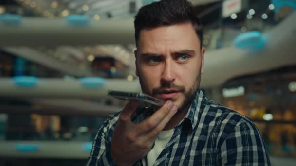 Close Mladý Muž Držet Mobilní Telefon Říci Projev Záznam Hlasové — Stock video