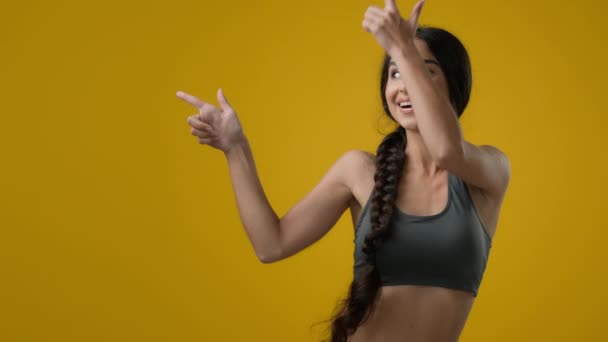 스튜디오 배경에 여성의 그림은 손가락을 공간을 손가락으로 가리키며 긍정적 광고를 — 비디오