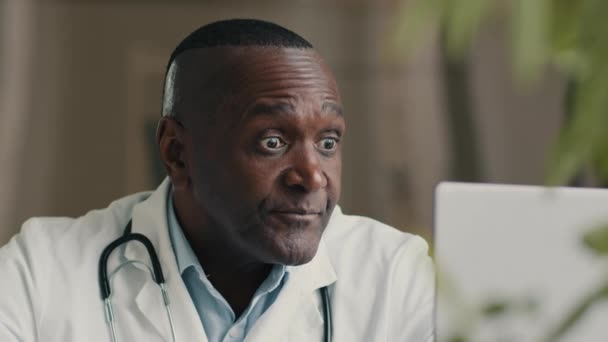 Γιατρός Ειδικός Αφρικανός Αμερικανός Άνθρωπος Θεραπευτής Ιατρική Ανδρική Ομιλία Στο — Αρχείο Βίντεο