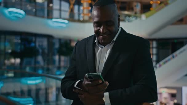 Empresário Afro Americano Shopping Escritório Empresa Olhando Para Tela Telefone — Vídeo de Stock