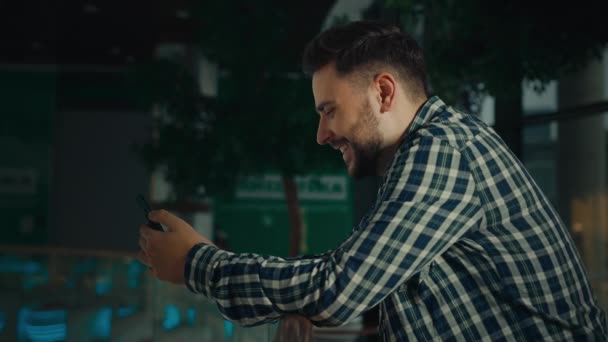 Spanyol Asıllı Arap Adam Alışveriş Merkezinin Önünde Duruyor Sakallı Yakışıklı — Stok video