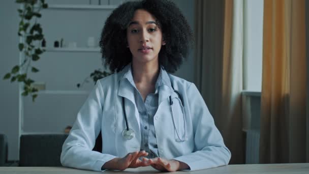 Webcam Ver Africano Médico Trabajador Terapeuta Asesor Mujer Proporcionar Consulta — Vídeo de stock