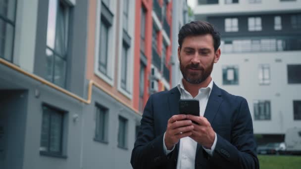 Caucasiano Adulto Anos Homem Feliz Sorridente Empresário Chefe Trabalho Smartphones — Vídeo de Stock