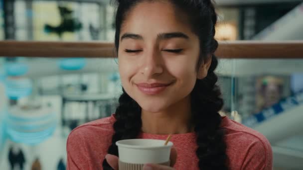 Portrét Nádherný Arabský Radostná Dívka Student Žena Návštěvník Sedí Kavárně — Stock video