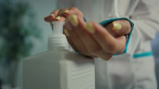 閉じる女性医師看護師消毒剤で手をきれいに抗菌性アルコールジェル液石鹸を適用する細菌Covid 19ウイルスからの防腐洗浄ヤシの安全性専門的な消毒医療衛生 — ストック動画