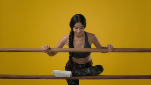 Indische Sportliche Frau Flexible Athletin Weibliche Tänzerin Ballerina Dame Gelben — Stockvideo