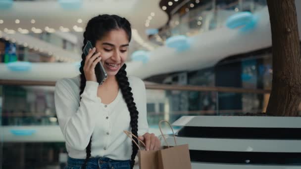 Arabian Menina Cliente Cliente Comprador Mulher Shopaholic Falar Telefone Shopping — Vídeo de Stock