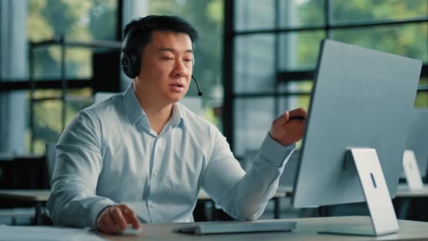 Kinesiska Manliga Mogna Affärsman Konsult Kontorschef Koreansk Man Hörlurar Kommunicera — Stockvideo