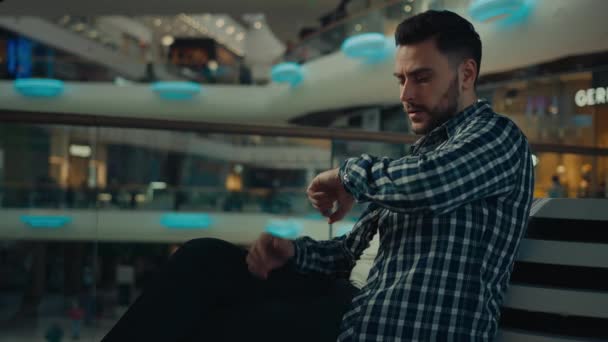 Dakik Arap Asıllı Spanyol Işadamı Müşteri Alışveriş Merkezinde Bekliyor Kol — Stok video