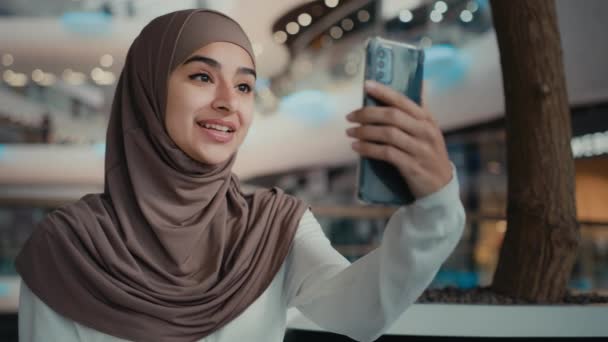 Islâmico Muçulmano Senhora Bela Mulher Hijab Espera Moderno Gadget Falar — Vídeo de Stock