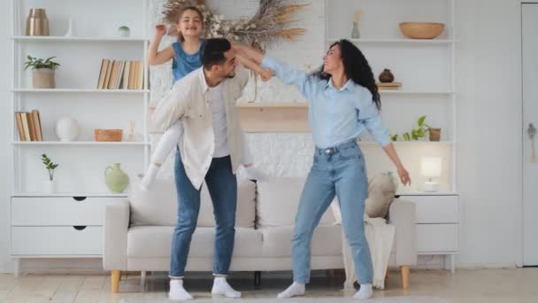 Hispânico Multiétnico Família Multirracial Dançando Casa Sala Estar Com Filha — Vídeo de Stock
