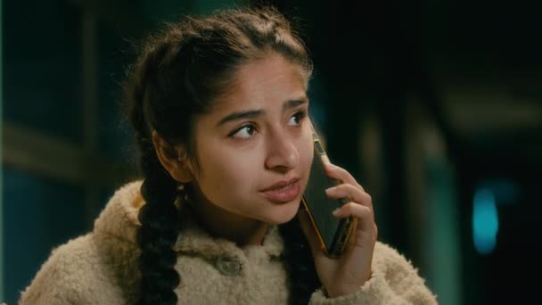 怒っている悲しいアラビア人の女性若い女の子の民族のクライアント学生フリーランスは 夜の都市の屋外で電話を話す不平を言う悪い経験は モバイルガジェットによって遠く離れて口論負の感情を誓う — ストック動画