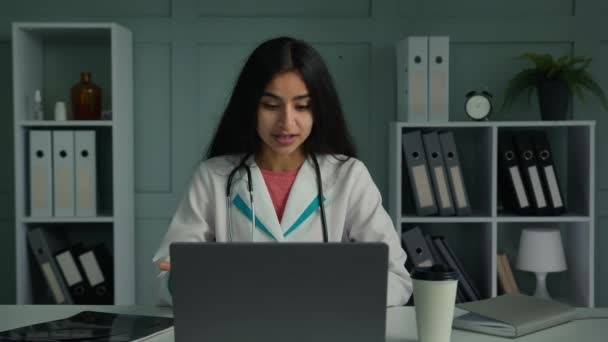 医師女性開業医医師は ビデオチャットで患者をオンラインで相談患者の女性労働者とコンピュータ医療アプリのリモート通信仮想会議を使用してアドバイス専門的な相談を与える — ストック動画