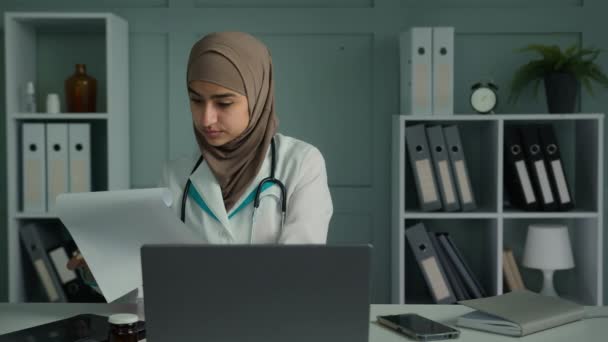 Giovane Medico Arabo Musulmano Religione Donna Facendo Scartoffie Presso Clinica — Video Stock