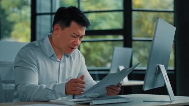 Nervös Asiatisk Deprimerad Man Advokat Affärsman Upprörd Senior Specialist Läsa — Stockvideo