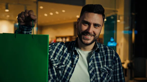 幸せな顧客アラビアのヒスパニック男の買い物客の買い物客店で流行の販売服を購入ショッピングモールに立っているショッピングバッグ男性のクライアントビジネスマンは黒金曜日に割引を獲得 — ストック写真
