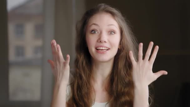 Gadis Muda Penuh Emosi Dan Wanita Lucu Yang Berbicara Dengan — Stok Video
