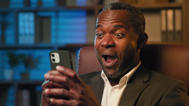 Close Africký Američan Muž Při Pohledu Obrazovce Telefonu Hrát Mobilní — Stock video