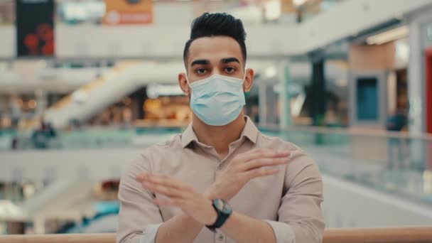 Hombre Hispano Indio Máscara Facial Médica Muestran Gesto Prohibido Detener — Vídeo de stock