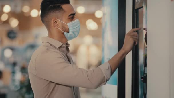 Hispânico Indiano Passageiro Homem Comprador Máscara Médica Aeroporto Café Tocando — Vídeo de Stock