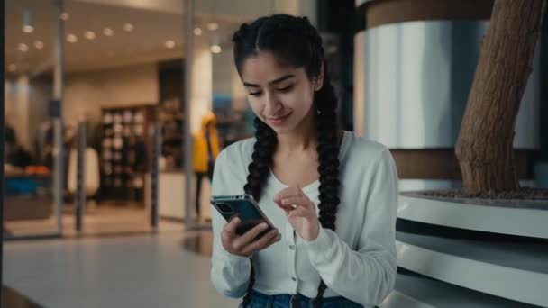Emotionele Verbaasd Winnaar Arabische Vrouw Shopper Gebruik Smartphone Apps Winkelen — Stockvideo