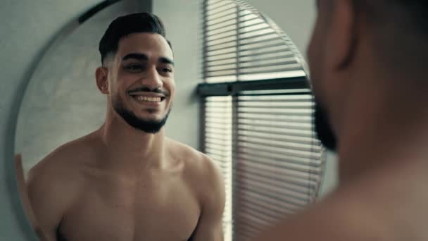 Στενή Αντανάκλαση Στον Καθρέφτη Χαμογελώντας Χαρούμενος Αρσενικό Πρόσωπο Λατίνα Ισπανόφωνος — Αρχείο Βίντεο