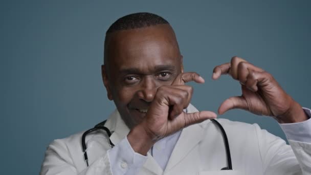 Headshot Homme Souriant Mature Médecin Cardiologue Professionnel Robe Médicale Montrant — Video